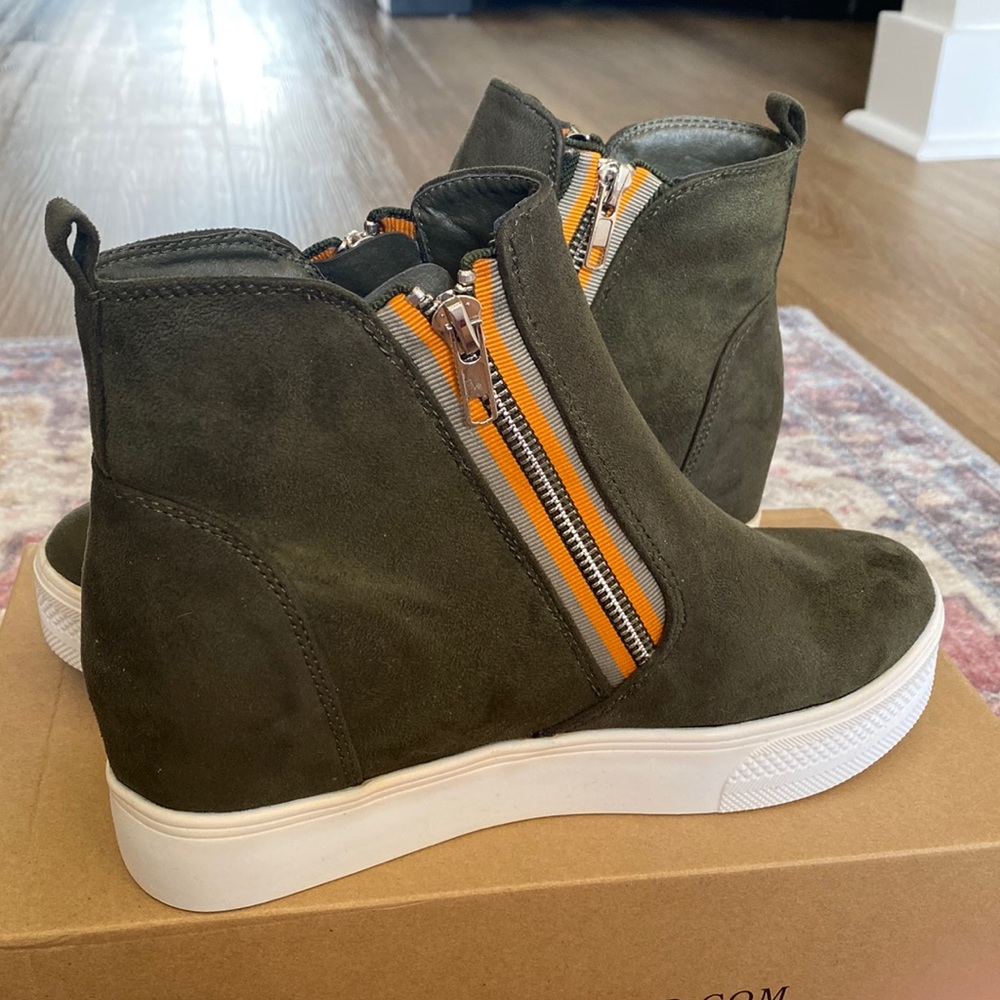 BNIB YOKI Suede wedge booties style ALISA-05
